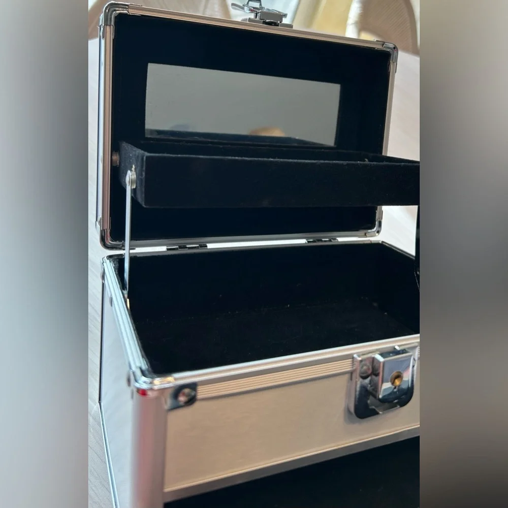 Aluminum makeup artist box